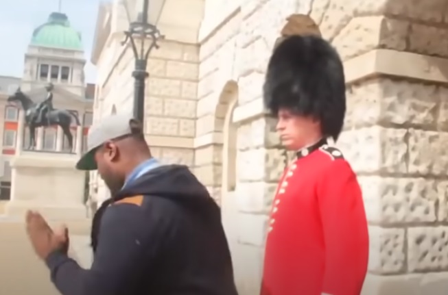 В Сети обсуждают британского гвардейца, который рявкнул на туристку