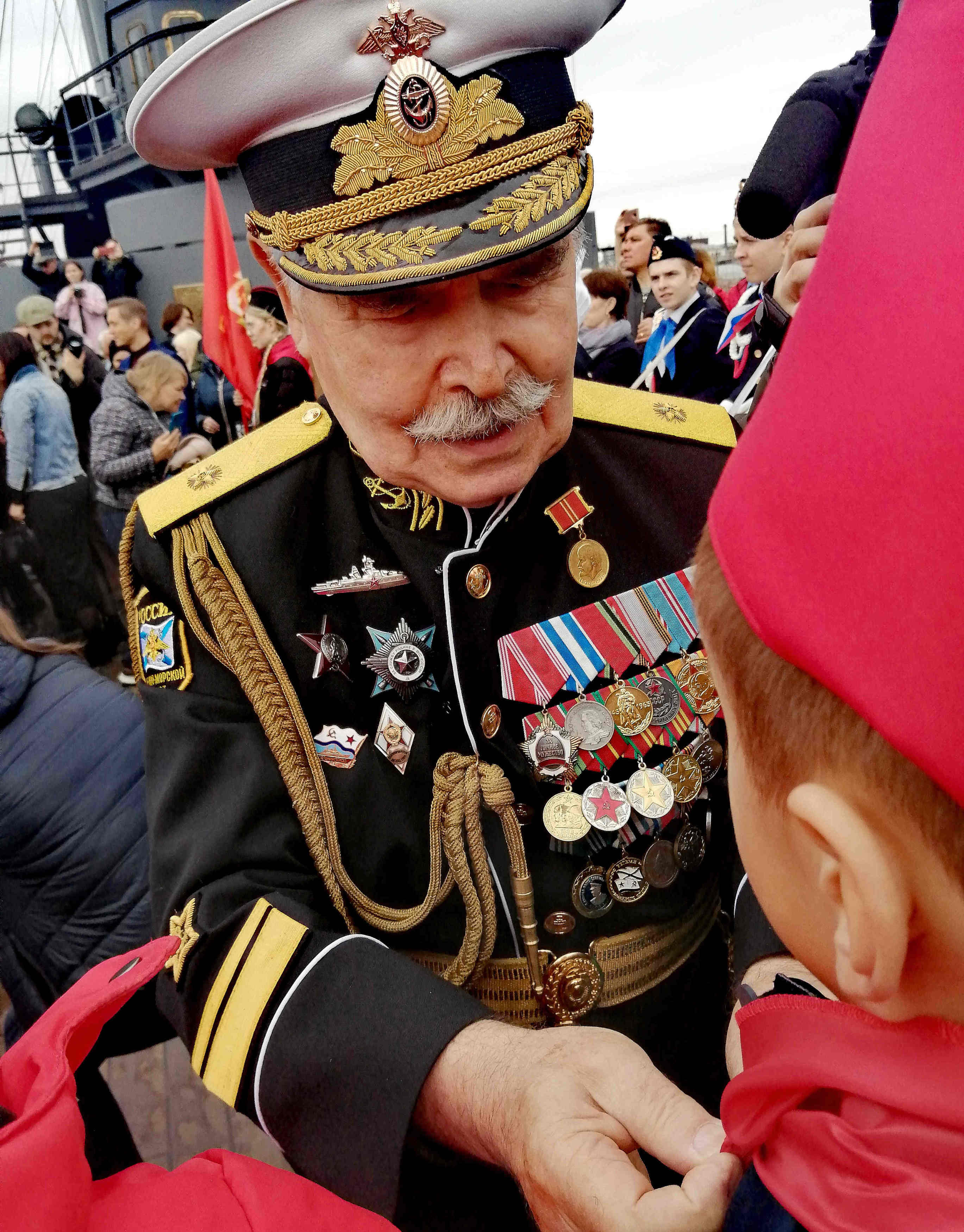 Ветеран ВМФ, контр-адмирал Тулин Кирилл Алексеевич повязывает галстуки юным пионерам